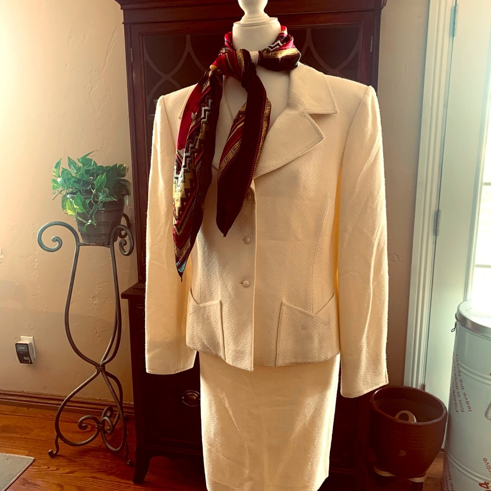 Tahari 2 piece women’s suit